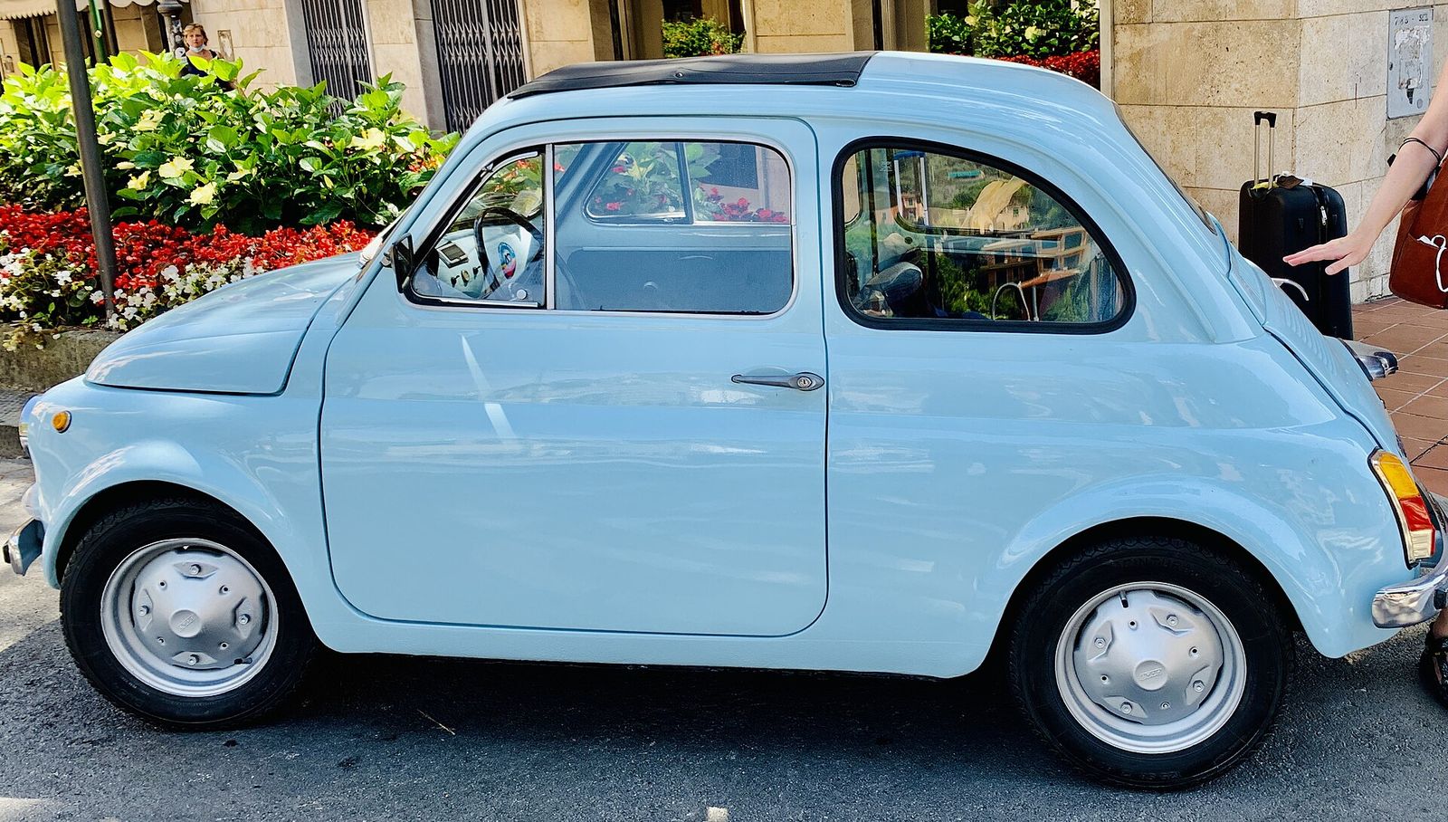 Una Fiat 500 d’epoca azzurra parcheggiata