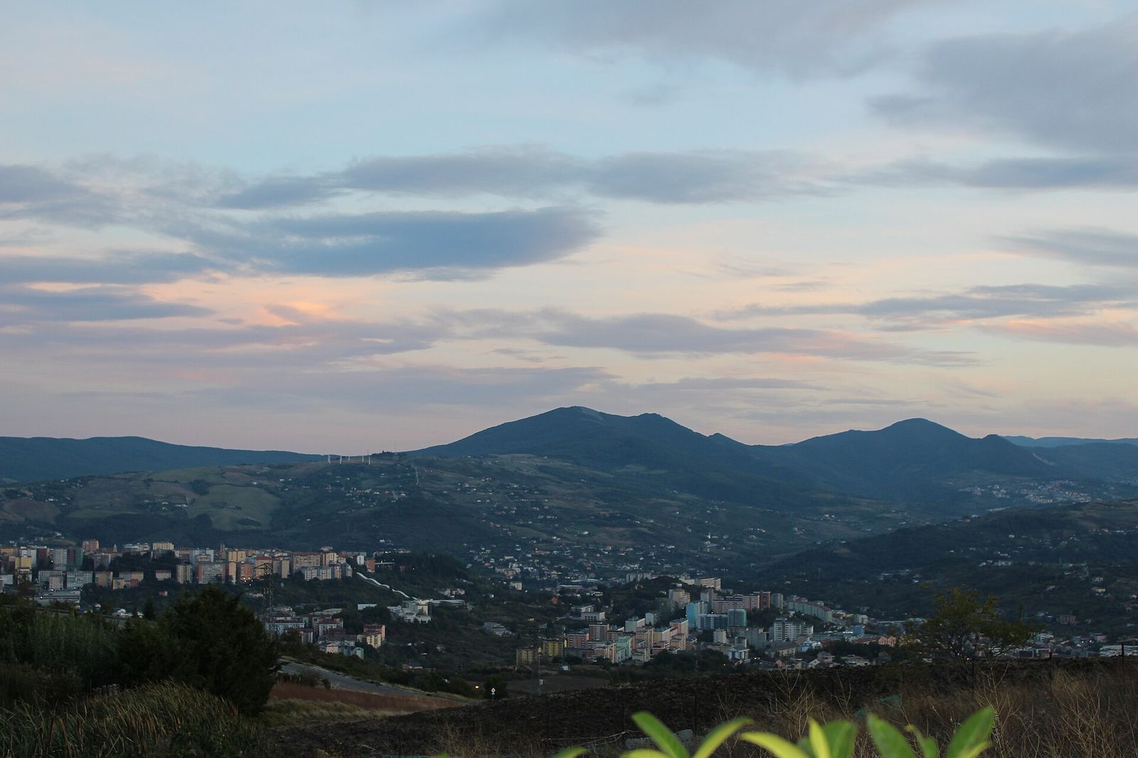 La città di Potenza al tramonto, con le montagne dietro