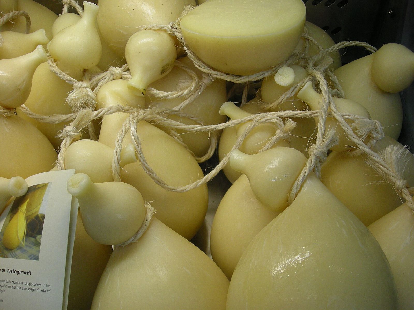 Forme di caciocavallo legate con lo spago, appese in fila